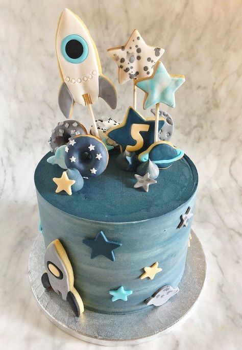 Cake Baby Birthday, Space Birthday Cake, Astronaut Cake, Boys 1st Birthday Cake, 2nd Birthday Party For Boys, Boys 1st Birthday Party Ideas, Astronaut Birthday, Baby Boy 1st Birthday Party, 1st Birthday Party Themes