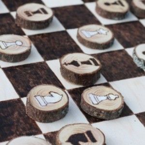 Diy Chess Set, Tre Kunst, Chess Board Set, Diy Yard Games, Wooden Chess Board, Diy Wooden Projects, Wood Burning Crafts, Wood Burning Patterns, Backyard Games