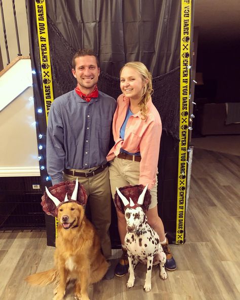 Halloween costumes with dogs based on Jurassic Park characters Couples Costumes With Two Dogs, Dog Dino Costume, Jurassic Park Costume With Dog, Jurassic Park Dog Costume, Cute Halloween Costumes With Your Dog, Unique Couple Halloween Costumes With Dog, Group Costumes With Dogs, Couple And 2 Dogs Costume, Halloween Costume For Couple And Dog