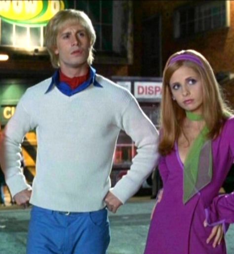 Fred & Daphne Fred And Daphne Costume, Celebrity Couple Costumes, Fred Scooby Doo, Daphne And Fred, Movie Duos, Scooby Doo Costumes, Daphne Costume, Daphne And Velma, Cutest Couples