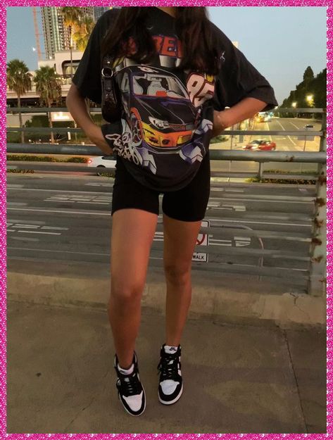 Street Style Biker Shorts, Bike Shorts And Sneakers Outfit, Biker Shorts Baggy Tee, Street Wear Summer Outfits Casual, Women’s Biker Shorts, Cycling Short Outfits, Biker Shorts Black Women, Shein Outfits With Panda Dunks, Outfits With Black Shorts Aesthetic