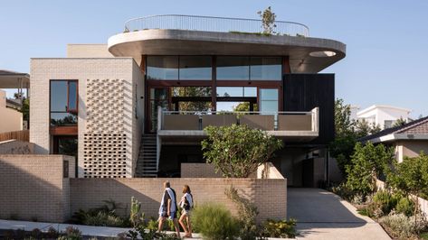 A unique Perth coastal home on a steep, sloping block - The Interiors Addict Fantasy Beach House, Suffolk House, Fantasy Beach, Art Deco Ideas, Commercial Design Exterior, Before And After Home, Block House, Modern Exterior House, Passive Design