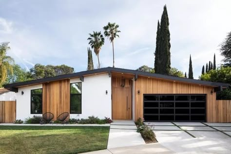 Flat Face House Exterior, 70s House Renovation Exterior, Mid Century Modern House Exterior Brick, 1960s Exterior House, White Modern Exterior House, Mid Century Modern House Exterior Update, 1970s House Exterior Makeover, Modern Wood Exterior House, Midcentury Modern Home Exterior