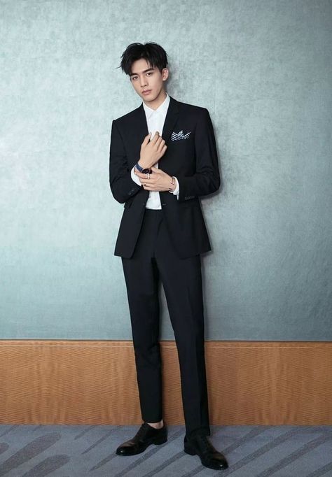 Pose Reference Standing Male, Men Fashion Suit, Pose Pengantin, Lawyer Outfits, Song Weilong, Professional Wardrobe Essentials, Song Wei Long, Lawyer Outfit, Fashion Model Poses