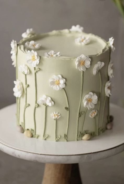 White Cake With Green Flowers, Nature Cake Design, Cute Green Cake, Green Fondant Cake, Green Buttercream Cake, Flower Wedding Cakes, Garden Themed Cake, Simple Birthday Cake Designs, Fruit Cake Design