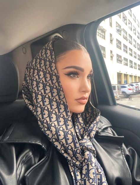 Hijab Turban Style, Classic Chic Style, Hijab Fashion Summer, Emo Scene Hair, Scarf Trends, Mode Zara, Mode Turban, Rich Girl Lifestyle, Trendy Fashion Tops