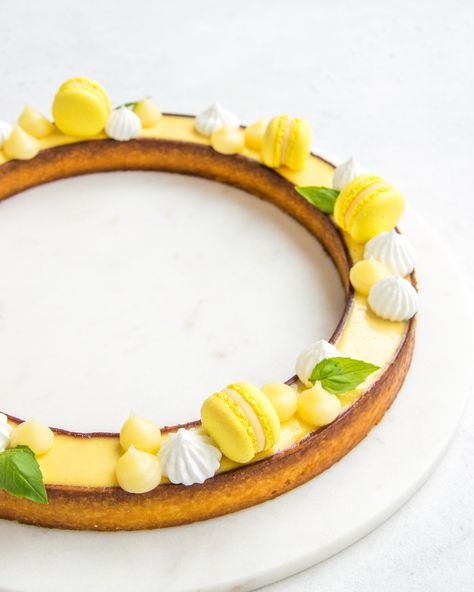 Stunning lemon tart with a twist of basil. This tart form is a little bit more complex to make but the result is worth it. This shape is... Lemon Tart Decoration, Lemon Macarons, French Meringue, French Tart, Lemon Basil, Tea Party Food, Tart Shells, Lemon Tart, Cake Decorating Designs