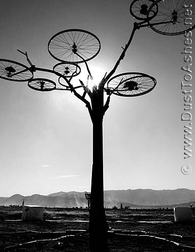 Burning Man 2008 Wheel tree welded metal art sculpture installation bicycle wheels  photo Bike Wheels, Metal Tree Wall Art, Bicycle Art, Metal Art Welded, Tree Sculpture, Leaf Wall Art, Metal Art Sculpture, Metal Tree, Bike Art