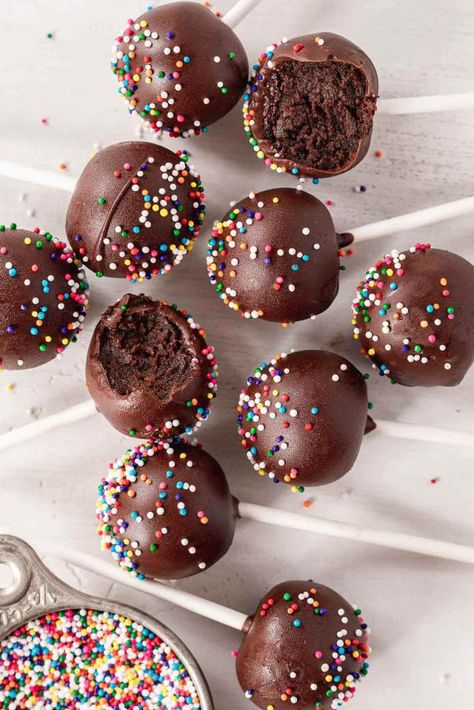 Chocolate Cakepop Recipes, Cake Balls Recipe Chocolate, Chocolate Chip Cake Pops Recipe, Cake Pop Toppings, Easy Chocolate Cake Pops, Mini Cake Pops, Cake Pops Recipe Chocolate, Cute Cake Pop Designs, Pop Cakes Recipe