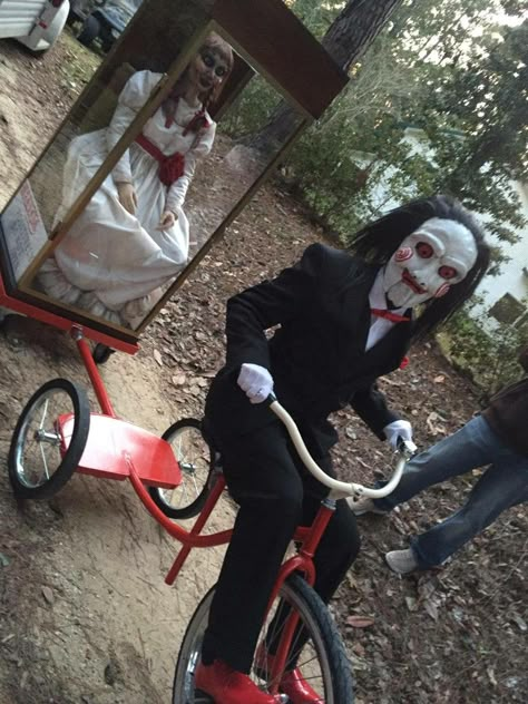 Annabelle And Jigsaw Costume, Jigsaw And Annabelle Costume, Creepy Halloween Ideas Costumes, Toddler Jigsaw Costume, Halloween Slasher Costume, Saw Head Trap Costume, Billy Jigsaw Costume, Saw Couple Costume Halloween, Creepy Family Halloween Costumes