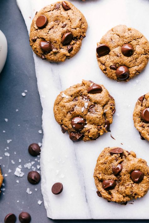 These healthy pumpkin cookies are flourless and don't use any oils or butter. These cookies are also very simple to make -- whip them up in one bowl and in less than 30 minutes. Recipe via chelseasmessyapron #cleaneating #easy #nosugar #oatmeal #recipes #dough #simple #healthy #pumpkin #cookies Healthy Pumpkin Cookies, Pumpkin Cookies Healthy, Vegan Chocolate Chip Cookies, Peanut Butter Chocolate Chip Cookies, Pumpkin Chocolate Chip Cookies, Pumpkin Chocolate Chips, Peanut Butter Chocolate Chip, Vegan Chocolate Chip, Healthy Pumpkin