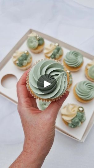 Sage Green Birthday Cupcakes, Green Cupcakes Decoration, Eucalyptus Cupcakes, Green Cupcakes Ideas, Sage Green Cupcakes, Eucalyptus Cake, Muffins Decorados, Wedding Cupcakes Ideas, Wedding Dessert Cupcakes