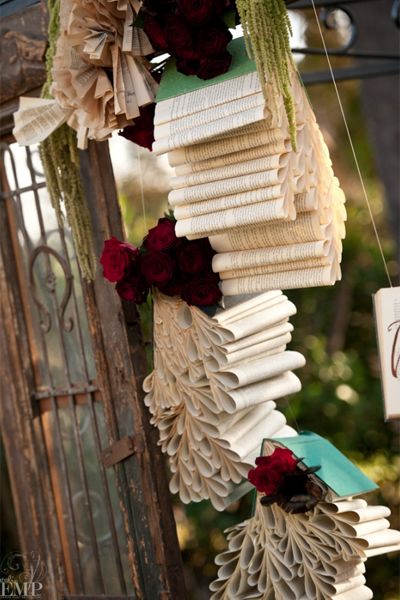 literary theme wedding decor  http://www.bridalguide.com/blogs/bridal-buzz/literary-theme-wedding Bookstore Wedding, Bookish Wedding, Rehearsal Dinner Inspiration, Book Page Garland, Boho Brunch, Book Centerpieces, Lover Wedding, Book Themed Wedding, Literary Wedding