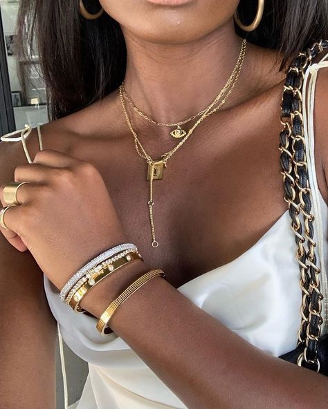 Jewelry Inspo, Brown Skin, Gold Jewelry, Vintage Jewelry, Jewelry Accessories, Chain Necklace, Skin, Chain, Gold