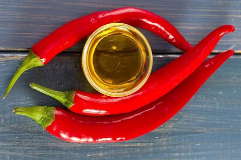 Cayenne Pepper Infused Olive Oil, Cayenne Oil Recipe, Cayenne Infused Oil, Cyanne Pepper Recipes, Pepper Oil Recipe, Cayenne Oil, Italian Frying Peppers, Cayenne Pepper Recipes, Cayenne Pepper Benefits