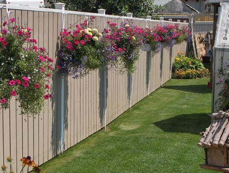 30+ Cool Garden Fence Decoration Ideas Fence Decorating Ideas, Privacy Fence Landscaping, Backyard Fence Decor, Garden Diy On A Budget, Budget Landscaping, Fence Planters, Vertical Garden Design, Vertical Garden Diy, Diy Fence