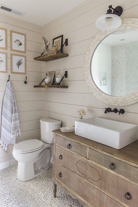 11 Stunning Examples of Farmhouse Shiplap Paneling: I'm dreaming of a farmhouse shiplap paneling accent wall in our bedroom or living room. Inspired by the Fixer Upper show. Dagmar's Home, DagmarBleasdale.com #farmhouse #shiplap #cottage #bathroom #fixerupper #decor #ideas Bathroom Decor Diy Ideas, Baie Vintage, Makeover Kamar Mandi, Shiplap Paneling, Diy Cottage, Farmhouse Bathroom Remodel, Farmhouse Bathroom Design, Farmhouse Bathroom Decor Ideas, Rustic Farmhouse Bathroom