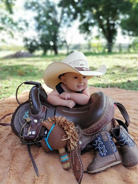 My heart melts Western Baby Pictures, 6 Month Baby Picture Ideas Boy, Dreamcatcher Feathers, Baby Boy Cowboy, 6 Month Baby Picture Ideas, Country Baby Boy, Flower Bouquet Vase, Baby Boy Newborn Pictures, Boy Photo Shoot