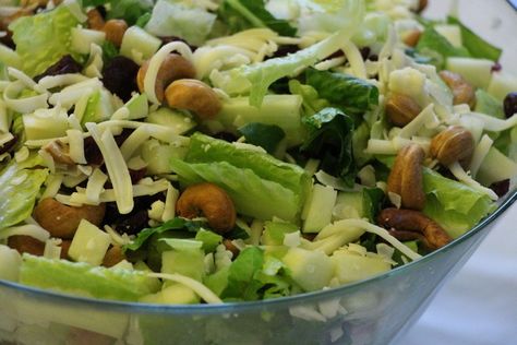 undefined Cashew Salad, Cranberry Salad Recipes, Meals Without Meat, Romaine Salad, Raspberry Vinaigrette, Cranberry Salad, Layered Salad, Romaine Lettuce Salad, Vegetarian Salads