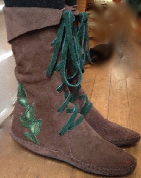 Forest Elf Boots Enchanted Handmade boots by Earthgarden click below: https://www.earthgarden.etsy.com Renfair Outfits, Tiger Lily Costume, Lily Costume, Medieval Oc, Elf Boots, Woodland Elf, Rangers Apprentice, Elf Dress, Rave Looks