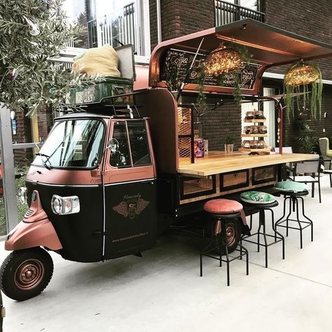 Foodtrucks Ideas, Boutique Patisserie, Coffee Food Truck, Mobile Cafe, Mobile Coffee Shop, Coffee Trailer, Coffee Van, Mobile Food Cart, Mobile Food Trucks