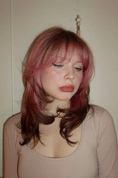 Grown Out Red Hair, Dusty Red Hair, Pink Streaks In Hair, Pink Hair Alternative, Pink Hair Bangs, Brown And Pink Hair, Buzzcut Girl, How To Have Style, Red Hair Inspo