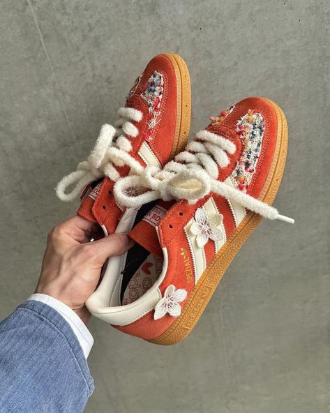 Colorful Shoes Aesthetic, Best Shoes 2024, Sneaker Laces Ideas, Sneaker Design Ideas, Shoe Inspiration Sneakers, Cool Shoes Women, Cool Shoelaces, Orange Shoes Outfit, Colourful Sneakers