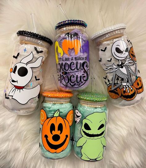 Oogie Boogie Glass Cup, Oogie Boogie Cup, Glass Custom Cups, Glass Halloween Cups, Spooky Glass Cups, Halloween Cups Ideas, Halloween Tumbler Ideas Vinyl, Halloween Business Ideas, Custom Cup Ideas Vinyl