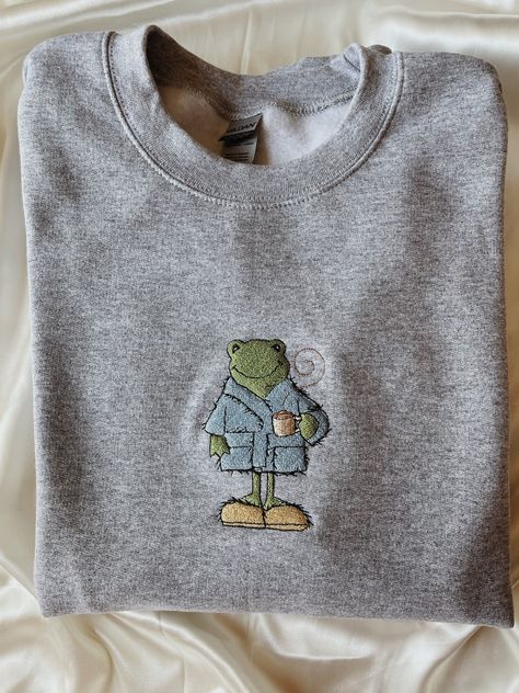 Embroidered Frog, Frog Sweatshirt, Neue Outfits, Embroidered Crewneck, Cute Sweatshirts, Embroidered Clothes, Mode Inspo, Embroidered Sweatshirts, Dream Clothes