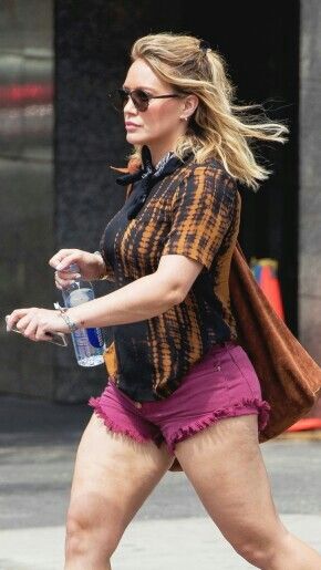 Hilary Duff Legs, Red Denim Shorts, Hilary Duff Style, Hillary Duff, Red Denim, Pretty Legs, Great Legs, Nova York, Hilary Duff