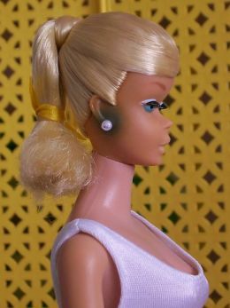 This is green ear caused by the metal from  Barbie's earring that were left in her ears. Old Barbie Dolls, Barbie 1960, Barbie Hairstyle, Tammy Doll, Barbie Makeup, Barbie Hair, Hair Trim, Popular Toys, Barbie Diy