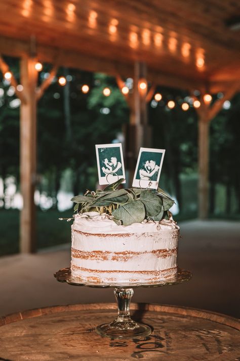 Polaroid Wedding Decor, Elopment Cake Ideas, Homemade Wedding Cake Decoration, Wedding Cakes Homemade, Homemade Wedding Cake Ideas, Couples Wedding Cake, Cake Wedding Pictures, Wedding Cake Asthetic Picture, Polaroids At Wedding