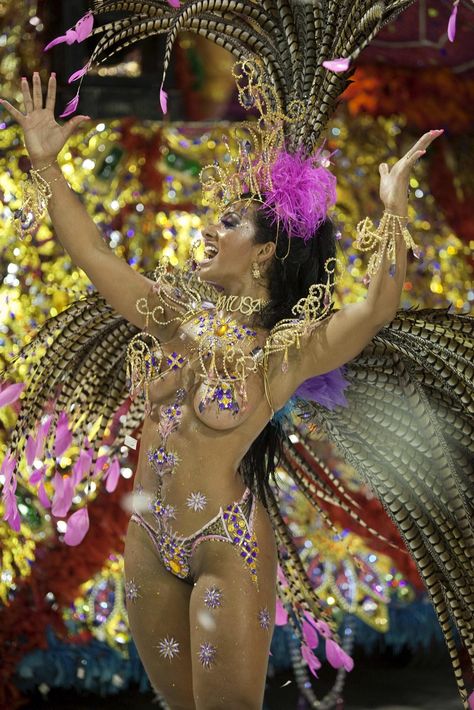 Purple Carnival Dancer Samba Dancer Brazil Carnival, Rio Carnival Dancers, Carnival Dancers, Brazilian Samba, Carnival Girl, Costume Carnaval, Carnaval Costume, Brazil Carnival, Samba Costume