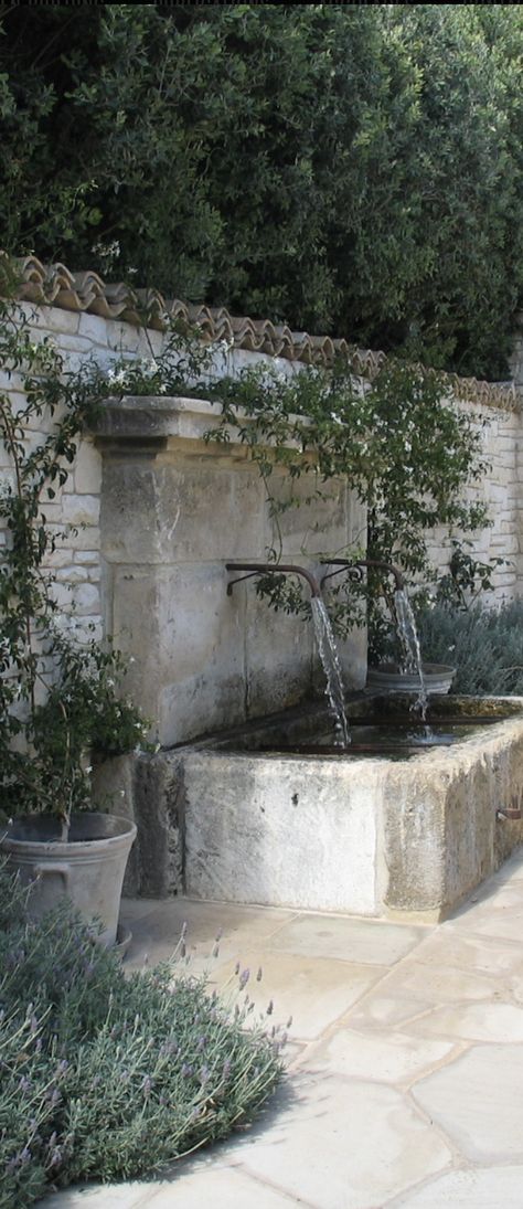 tuscan landscaping green and white landscaping Landscaping Water Feature, Kolam Koi, Taman Air, Tuscan Landscaping, Diy Fountain, Stone Patio, Garden Vines, Walled Garden, Casa Exterior