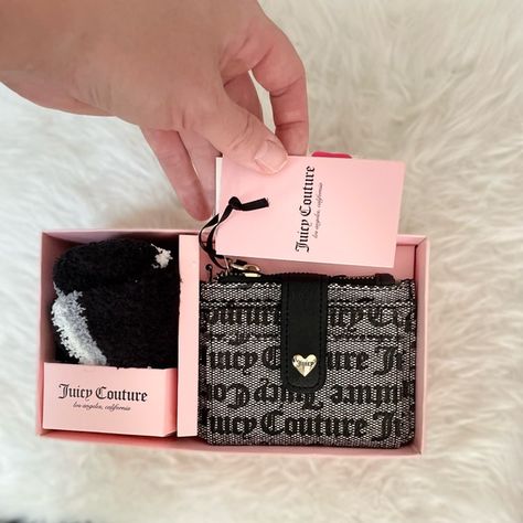 Juicy Couture wallet black NWT Juicy Couture Wallet, Juicy Juice, Purse Essentials, Juicy Couture Handbags, Handbag Essentials, Girly Bags, Couture Handbags, Juicy Couture Bags, Fancy Bags