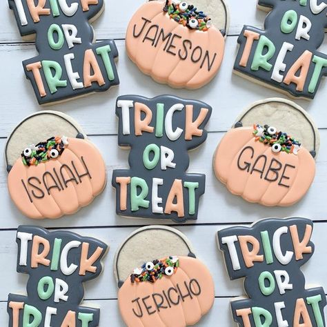 Trick Or Treat Cookies Decorated, Trick Or Treat Cookies, Personalized Halloween Cookies, Creative Sweets, Halloween Names, Halloween Cookies Decorated, Halloween Sugar Cookies, Plaque Cookies, Buzzfeed Food