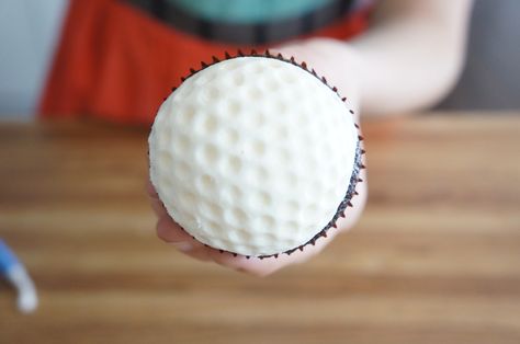 The Welch Cupcakery: How to Create Golf Ball Cupcakes Golf Ball Cake, Ball Cupcakes, Golf Cupcakes, Golf Theme Party, Golf Ball Crafts, Golf Cake, Golf Birthday Party, Masters Golf, Golf Videos