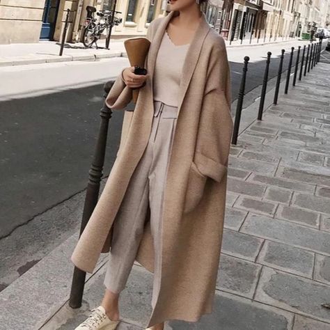 Women's Oversized Coats. I love the all popular camel-tan coat. This coat is timeless and will never go out of style. Add a belt to your coat. Oversized Sweater Coat, Women Long Cardigan, 일본 패션, Tan Coat, Fall Cardigans, Elegant Coats, Stripe Outfits, Looks Street Style, Knitted Coat