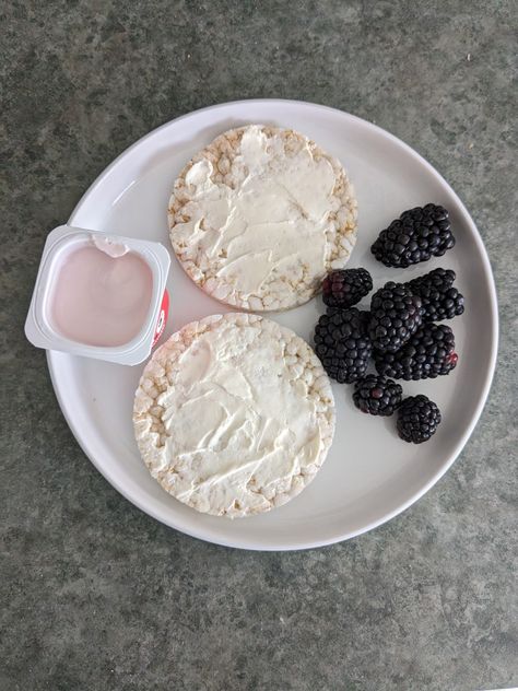 Rice Cakes With Cream Cheese, Cream Cheese Rice Cake, Low Calorie Yogurt Bowls, Wl Meals, Wl Food, Cakes With Cream Cheese, Rice Bowls Recipes, Game Snacks, Strawberry Yogurt