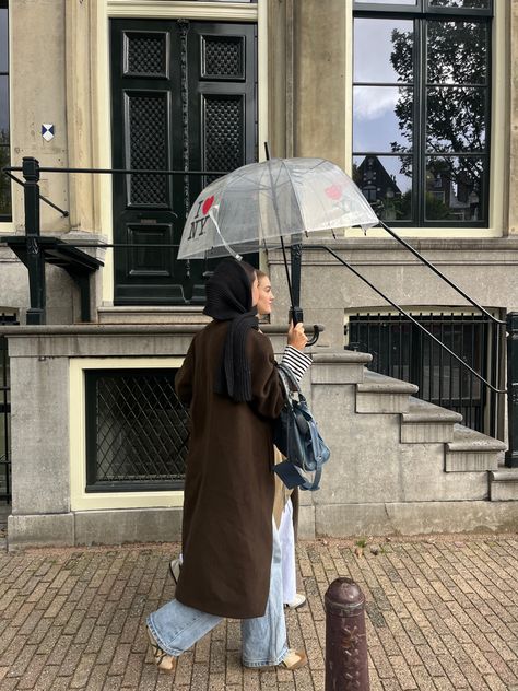 Rainy Downtown Aesthetic, Pic Inspo Friends, Rainy Film Photography, Acubi Rainy Day, Romanticize Rainy Days, Amsterdam Rainy Day, Rainy Amsterdam, Paris September, Future Style