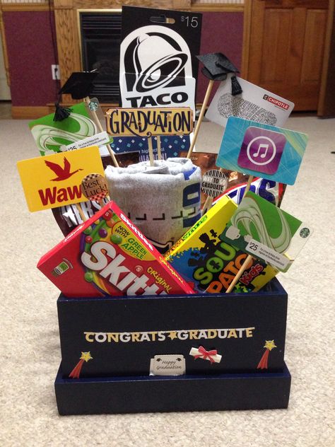 Simple Graduation Gift Ideas, Senior Present Ideas, Grad Gift Basket Ideas For Guys, Graduation Basket Ideas For Guys, Graduation Money Bouquet For Boys, Graduation Money Gift Ideas For Boys, Boys Kindergarten Graduation Gift, Graduation Snack Gift Basket, Boy Graduation Gifts