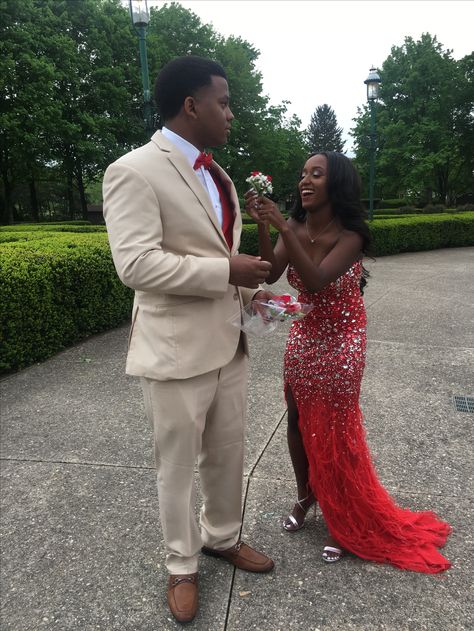 Tan And Red Prom Suit, Red And Tan Prom Couple, Red And Beige Prom Couples, Red Prom Couple Outfit, Red Prom Couple, Couple Prom Outfits, Red Prom Suit, Guys Prom Outfit, Prom Couples Outfits