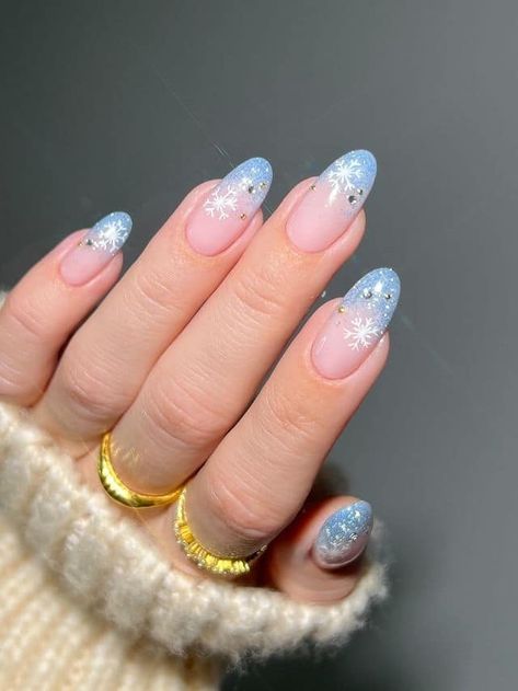 Aesthetic Christmas Nails Acrylic, New Years Nails Almond, Pastel Christmas Nails, Frost Nails, Gel Nails Christmas, Snow Nail Art, Aesthetic Christmas Nails, Cute Winter Nails, Snow Nails