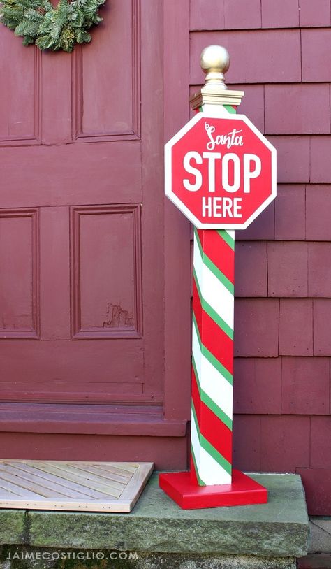 A DIY tutorial to build a Santa stop here sign post perfect for your exterior space. Includes free printable plans and printable lettering for sign. #santa Diy Christmas Yard Signs, Build A Santa, Santa Stop Here Sign, Wooden Christmas Crafts, Diy Santa, Door Signs Diy, Xmas Deco, Santa Decorations, Work Project