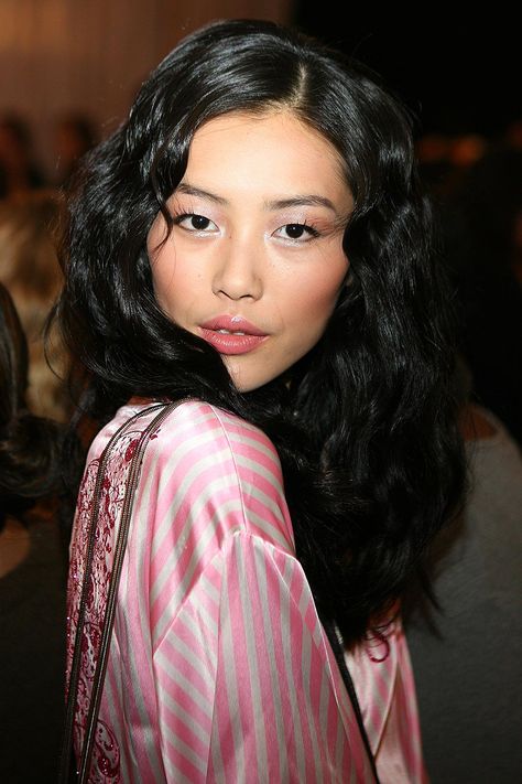 Runway Model Spotlight: Liu Wen Shares Her Beauty Tips – Makeup For Life Blonde Gif, Medium Hair Color, Liu Wen, Erin Fetherston, Runway Model, Beauty Makeup Photography, Face Time, Hair Color Light Brown, Fun Snacks For Kids