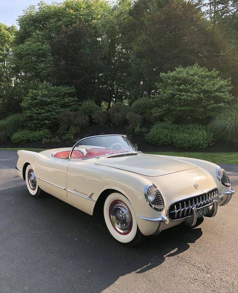 Old Classic Cars Vintage, Old Fashion Cars, 80s Cars, Vintage Cars 1950s, Carros Vintage, Old Vintage Cars, Corvette For Sale, Best Classic Cars, Old Classic Cars