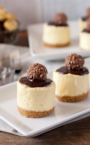 Individual No Bake Cheesecake dessert recipe. The perfect end to a holiday gathering. Make ahead of time in order to spend more time with your guests. Wedding Finger Foods, Cheesecake Desserts Recipes, Dessert Mini, Mini Cheesecake Recipes, Torte Cupcake, Baked Cheesecake Recipe, Make Ahead Desserts, Individual Desserts, Dessert Party