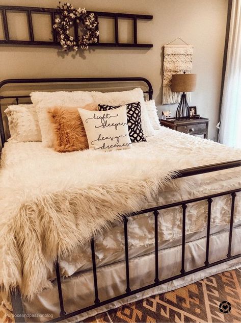 farmhouse bedroom with ladder wall decor Farm Style Bedroom Ideas, Western Boho Bedroom, Farmhouse Bedroom Ideas, Western Bedroom Decor, Dream Farmhouse, Western Bedroom, Ideas Hogar, Country Bedroom, Farmhouse Bedroom Decor