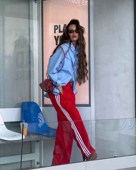 • Style Point Color Inspo : Blue 🌌🛰️ Paint Your Color, Marki • #markispace • • #girlsfashion #womenswear #outfitinspo #trendfashion #girlstyle #sweater #blue Red Athleisure Outfit, Red Accent Outfit, Fashion Identity, Basic Jeans, Look Adidas, Sneakers Street Style, Cute Dress Outfits, Trouser Outfits, Chill Outfits