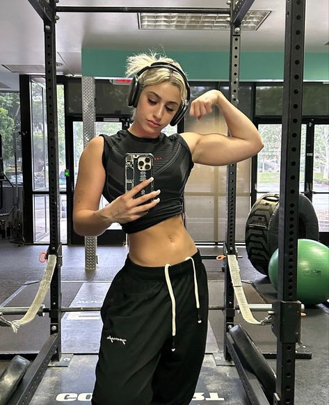 Women Arm Muscles Inspiration, Muscular Build Women, Muscley Arms Women, Lightly Muscular Women, Gym Muscles Girl, Female Physique Inspiration, Sport Gym Outfit, Buff Arms Women, Gym Rat Outfits Women